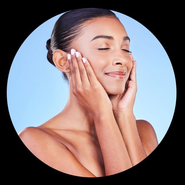 Mujer tocándose la cara